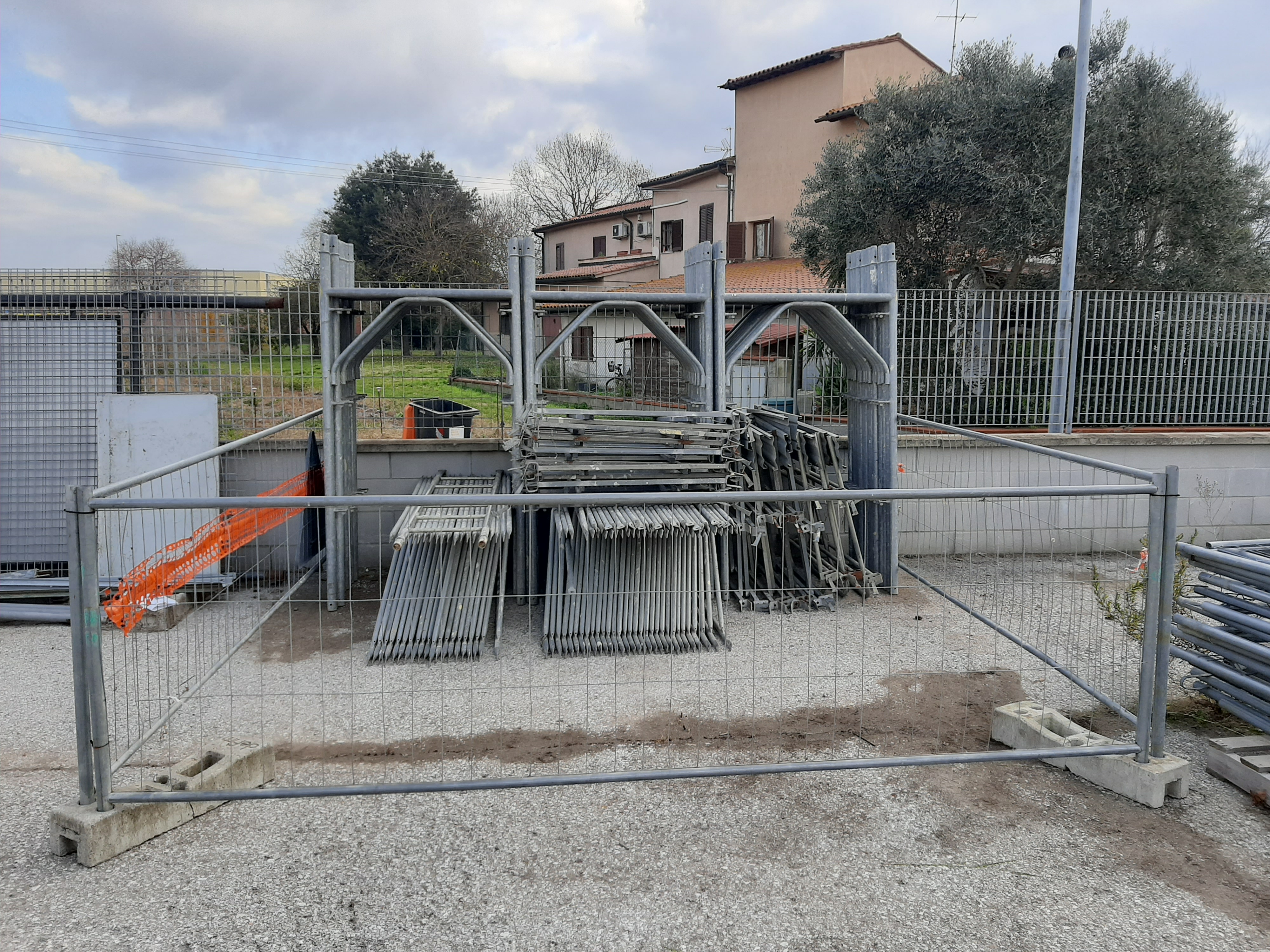 Sequestrato un ponteggio rinvenuto presso un casolare disabitato