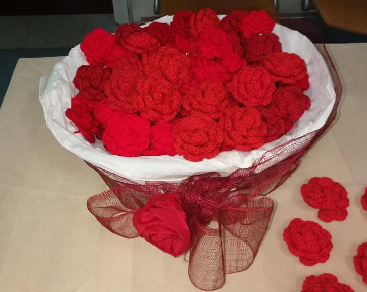 Marzo delle Donne: tappeto di rose rosse e video degli studenti