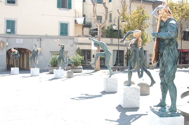 Le sculture di Anna Chromy in piazza dei Caduti a Cascina