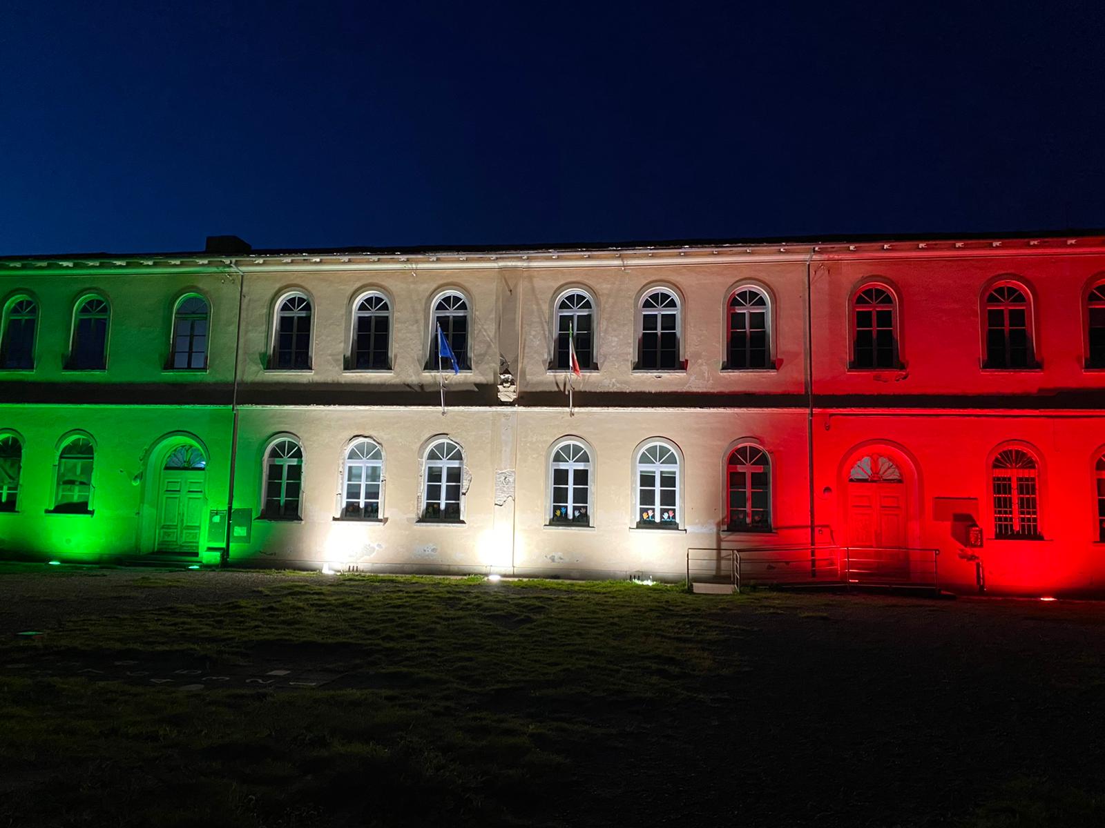 Il tricolore alla scuola elementare di Casciavola