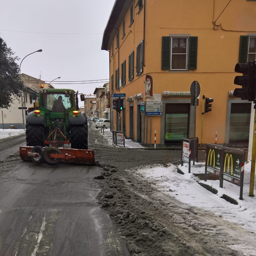 Maltempo - Mezzi spazzaneve in azione a Cascina