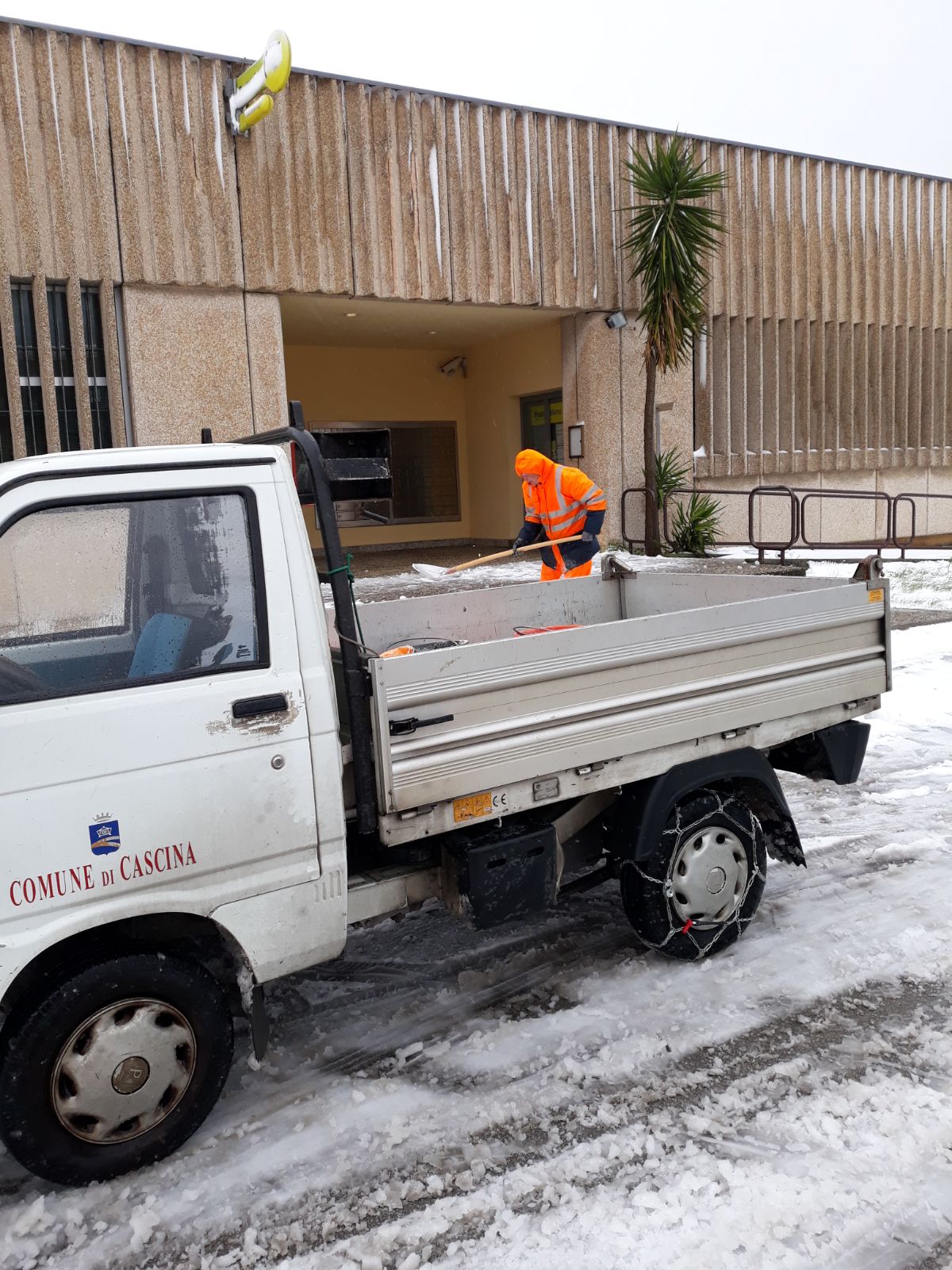 Neve a Cascina - Aggiornamento ore 12: spargisale e operai in azione
