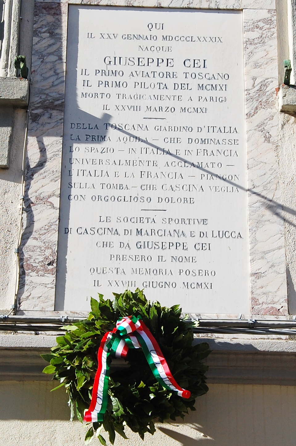 Una corona per ricordare i 130 anni dalla nascita di Giuseppe Cei, il primo aviatore toscano