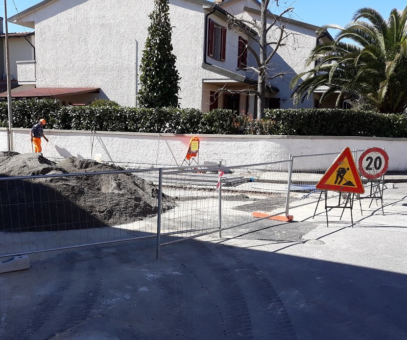 Via ai lavori di Acque spa in via Vecchia Fiorentina